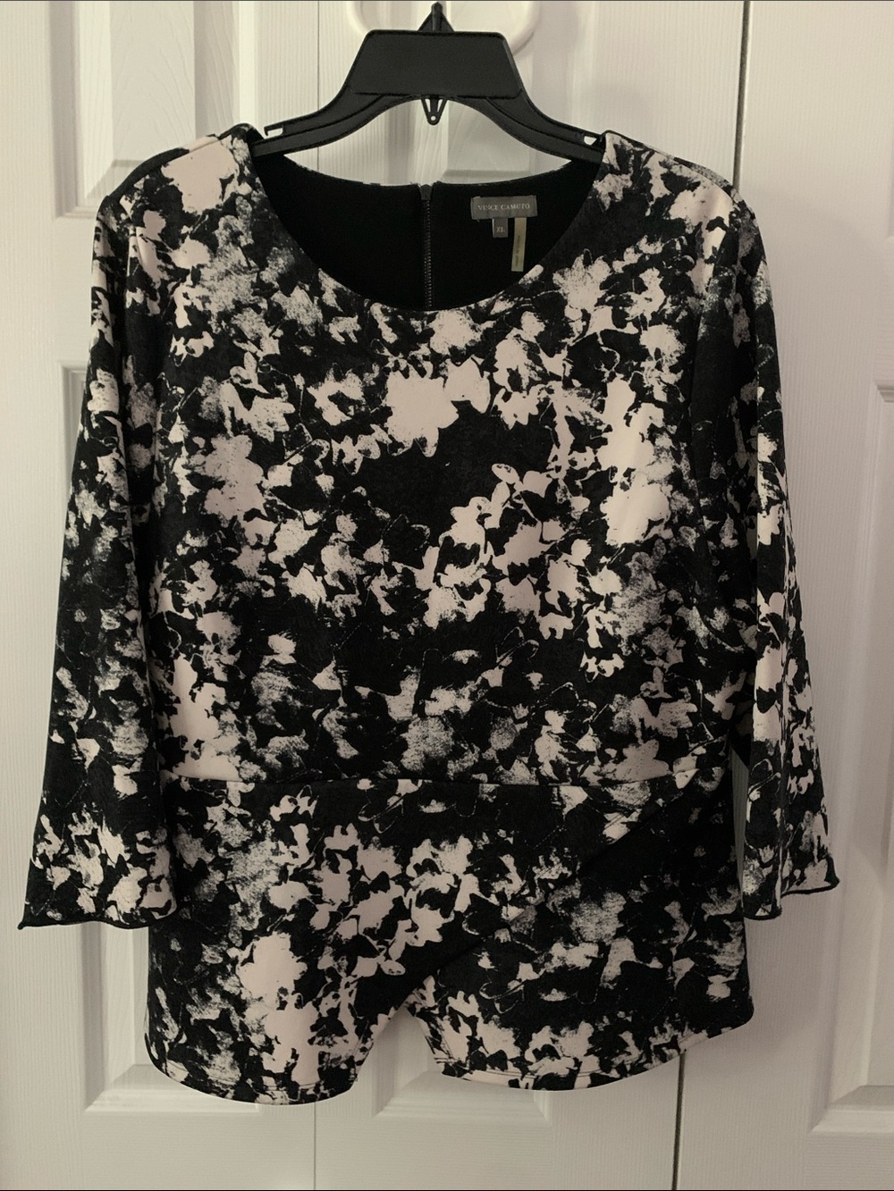 Vince Camuto Black & White Abstract Floral Tunic Top